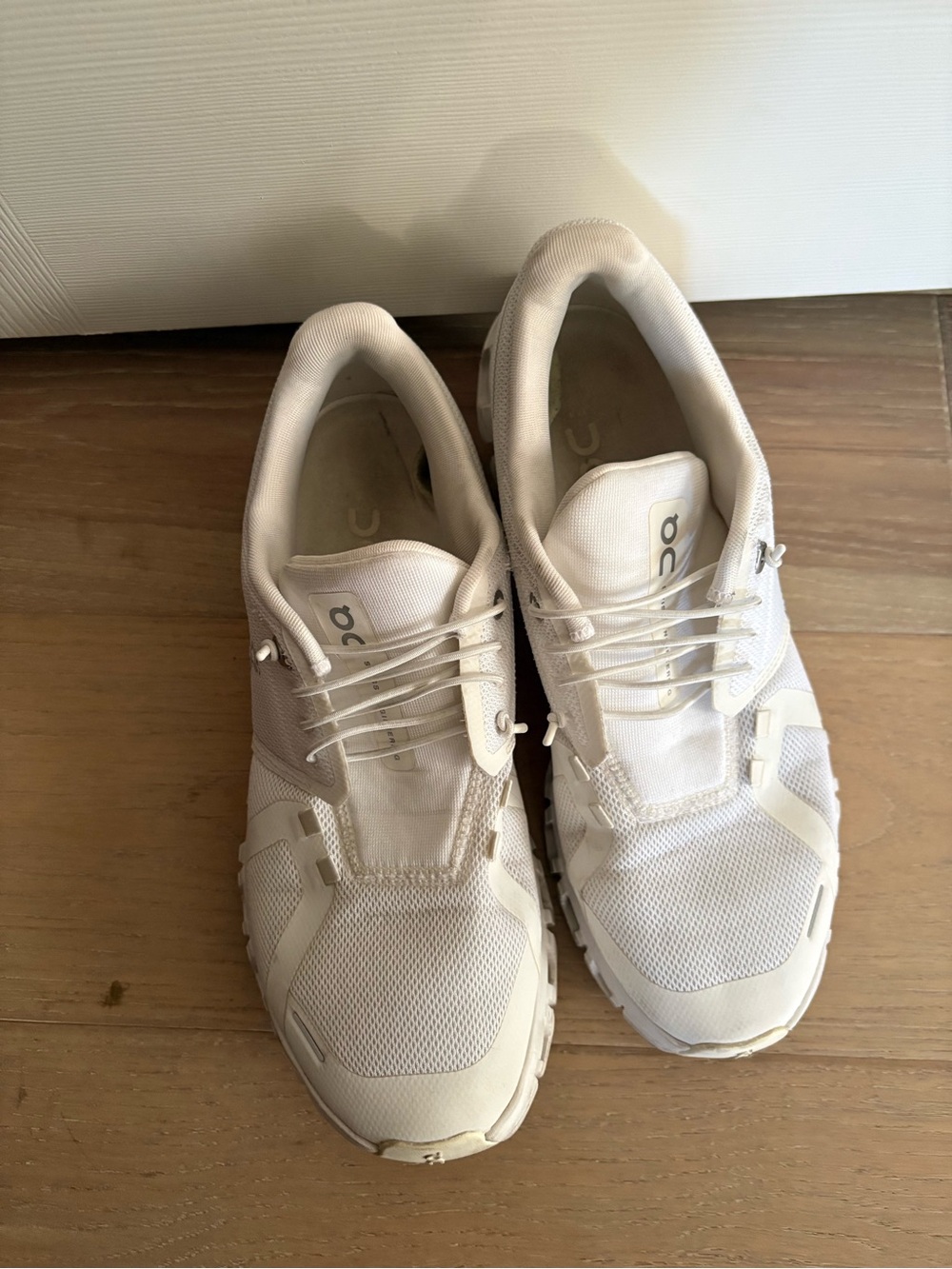 on cloud men white sneakers size 7.5